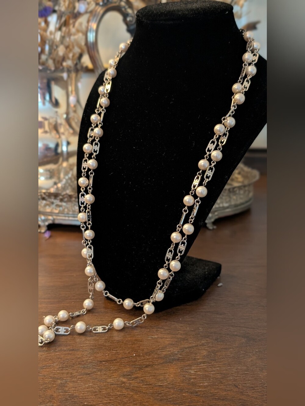 Elegant Infinity Faux Pearl Necklace with Silver Chain - Picture 5 of 8